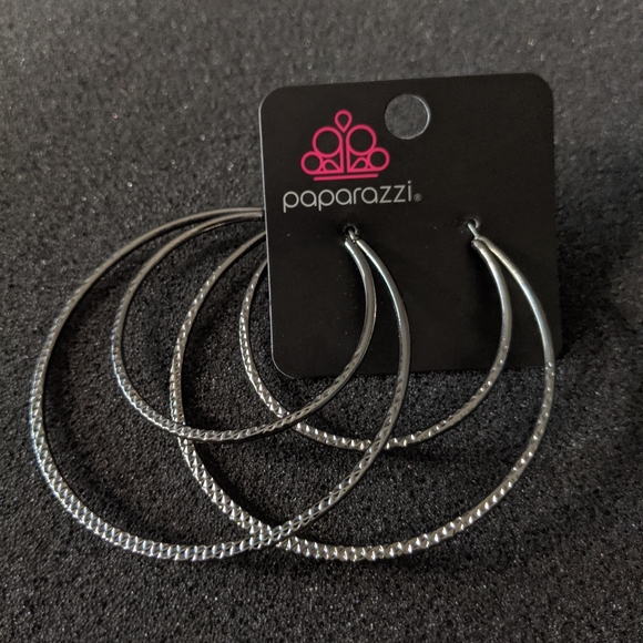 Drop It Like It's Haute Hoop Earrings - Picture 3 of 3